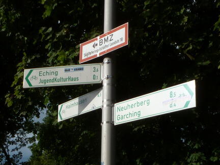 Wegweiser an der Südseite des Bahnhofs Lohhof