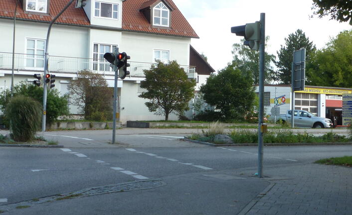 Fußgängerampel und Verkehrsinsel