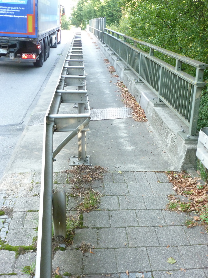 Leitplanke vereinnahmt Platz ohne Sicherheitsgewinn